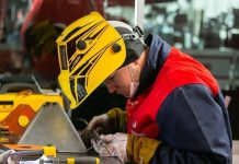 Россияне массово идут в рабочий класс: чем вызван тренд