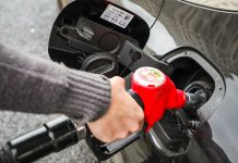 «Придержать бензин дома»: сможет ли правительство не допустить роста цен на автозаправках