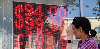 Рубль под давлением: названы три причины его ослабления