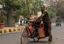 Медленная езда и удаленка: энергетический кризис из-за иранской войны ударил больно