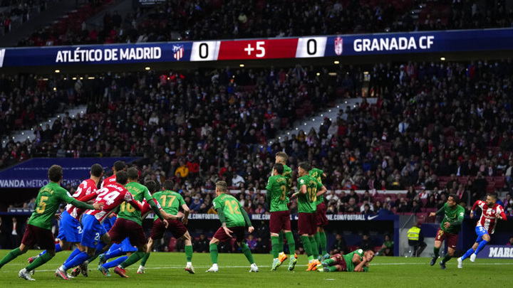 "Атлетико" обошел "Барселону" в Ла Лиге, сыграв вничью с "Гранадой"