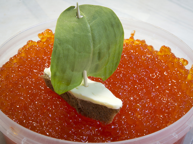 Цены на красную икру бьют рекорды: как выбирать и хранить деликатес