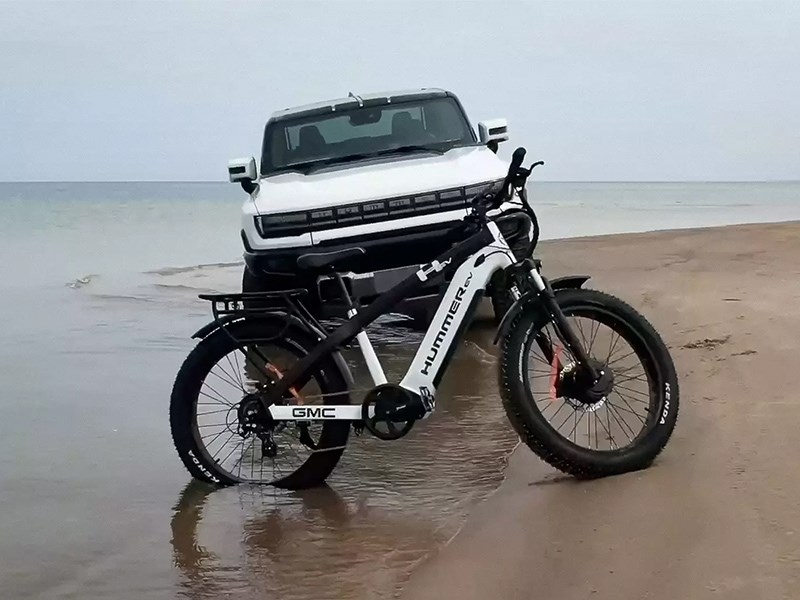 GMC разработала необычный аксессуар для электрического Hummer