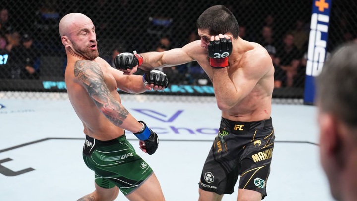 Махачев защитил пояс чемпиона UFC, победив Волкановски