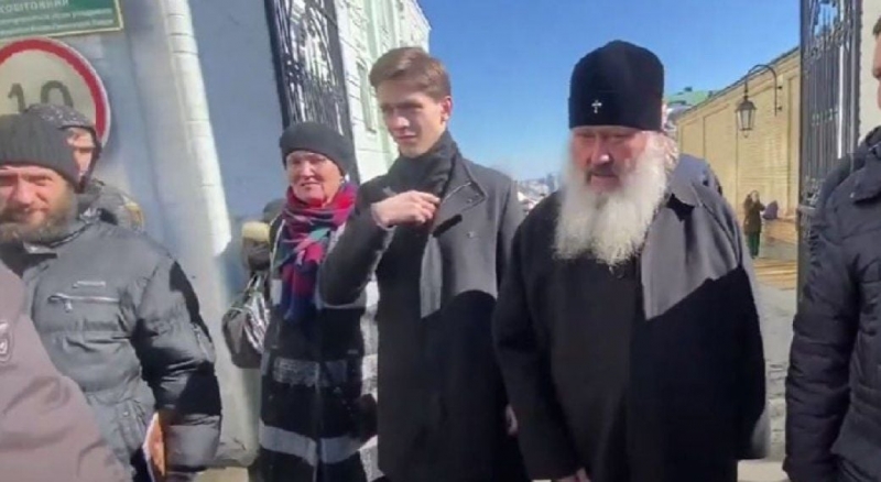 Появилось видео, как наместник Киево-Печерской лавры Паша-Мерседес угрожает журналистам палкой