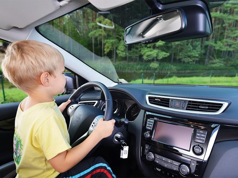 Посадил ребенка за руль &ndash; лишился прав