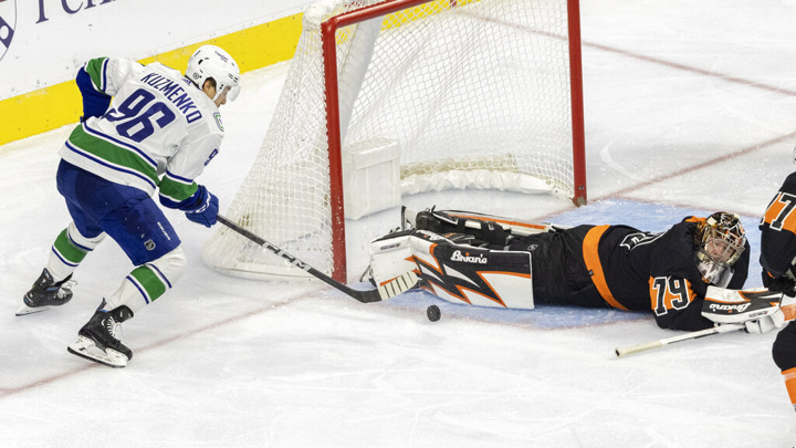 Россиянин Кузьменко продлил контракт с "Ванкувером"