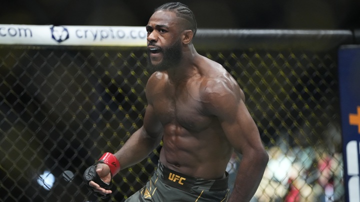 "Старею". Чемпион UFC покинет легчайший дивизион из-за веса