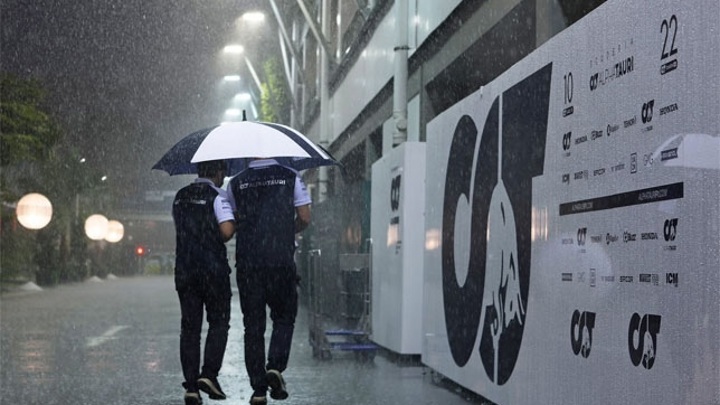 Старт Гран-при Сингапура отложен из-за ливня